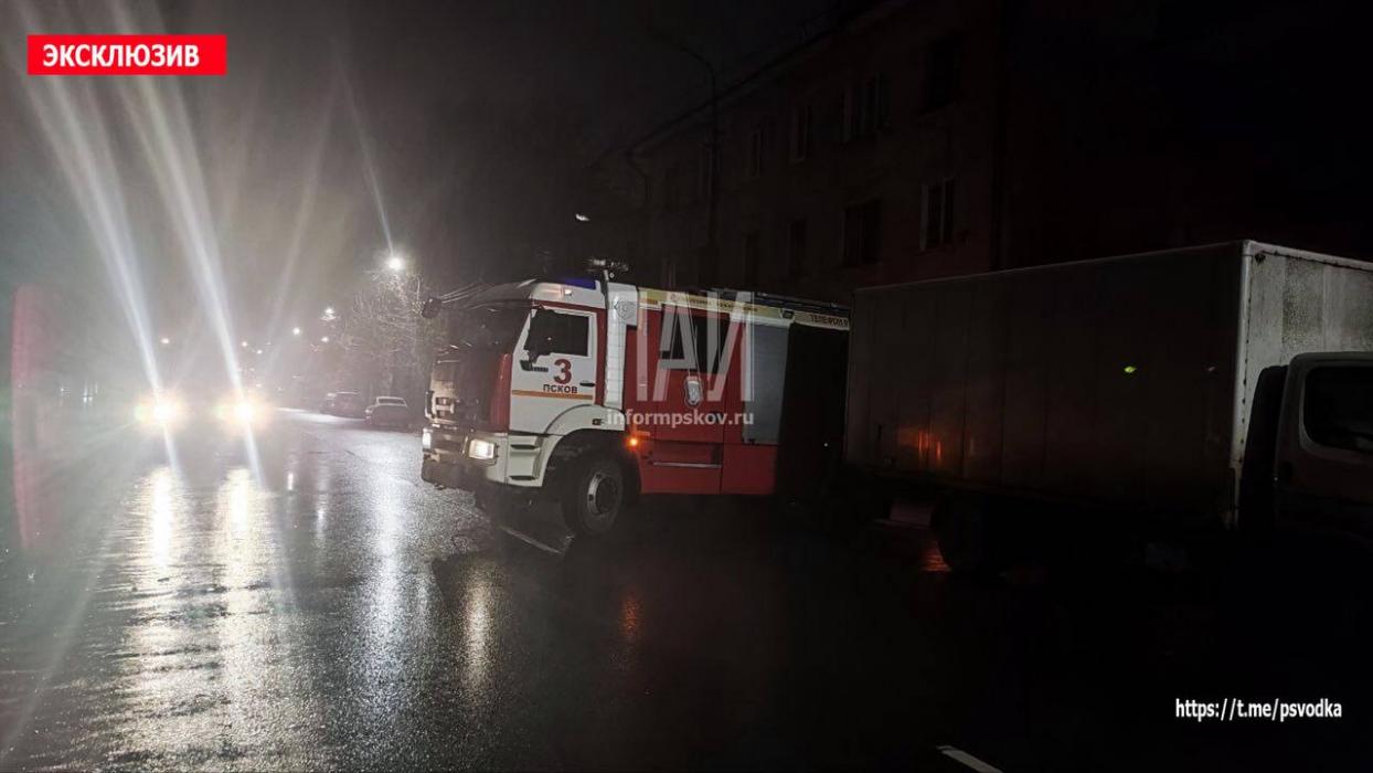 Автомобиль загорелся на улице Гоголя в Пскове