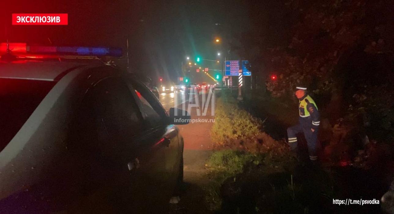 Автомобиль вылетел в кювет и перевернулся в Псковском районе