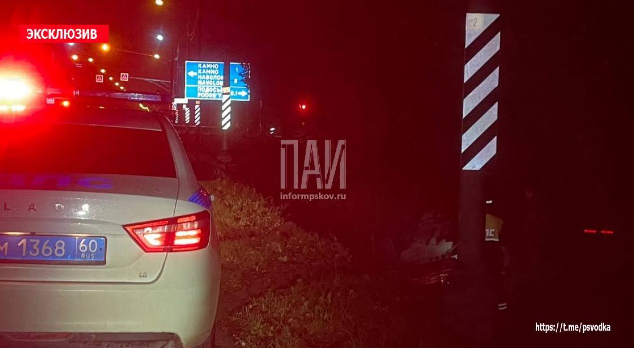 Автомобиль вылетел в кювет и перевернулся в Псковском районе