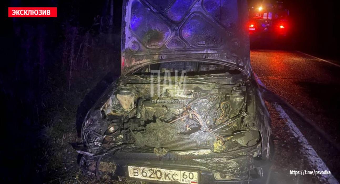 Горящий автомобиль обнаружили на обочине дороги в Псковском районе