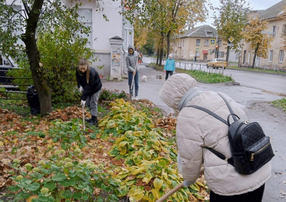 Великолукские студенты привели в порядок объекты культурного наследия города