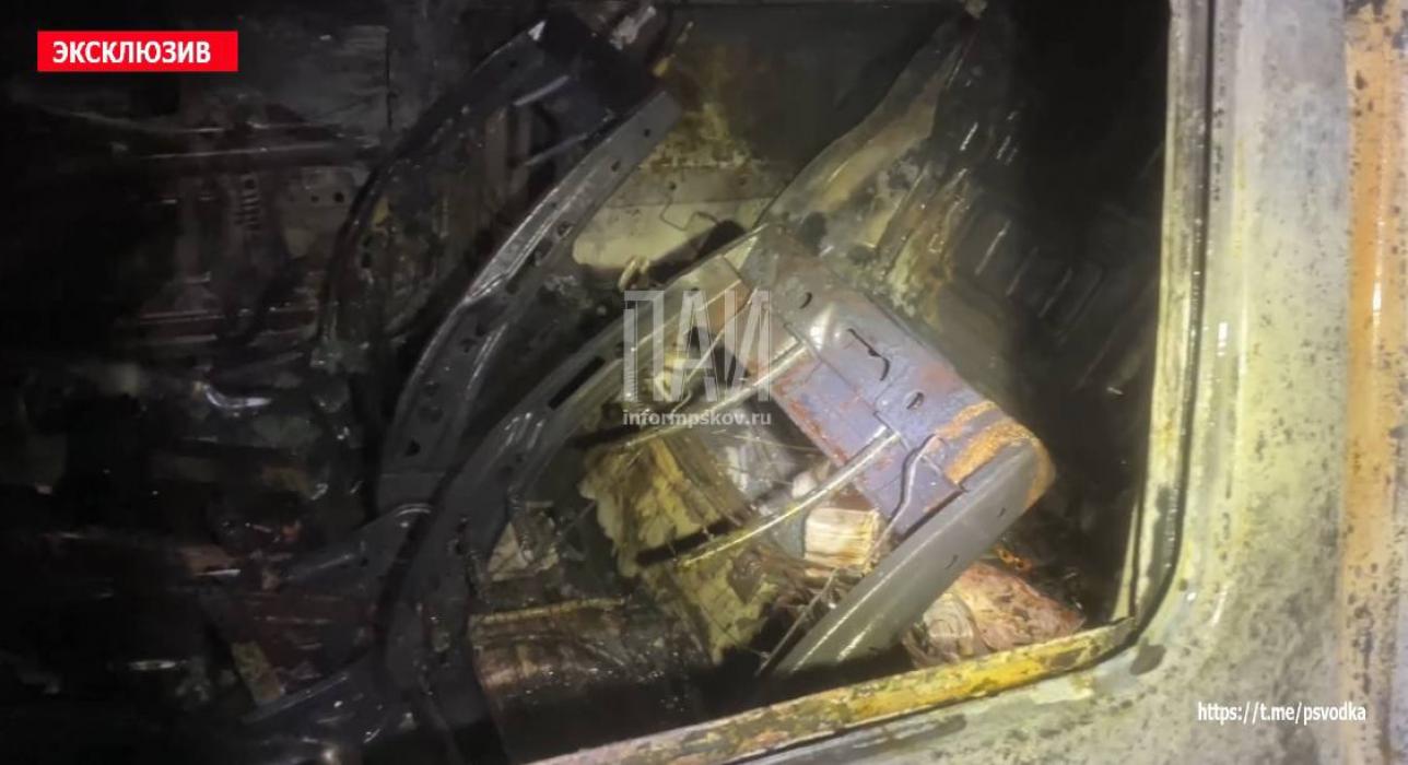 Горящий автомобиль обнаружили на обочине дороги в Псковском районе