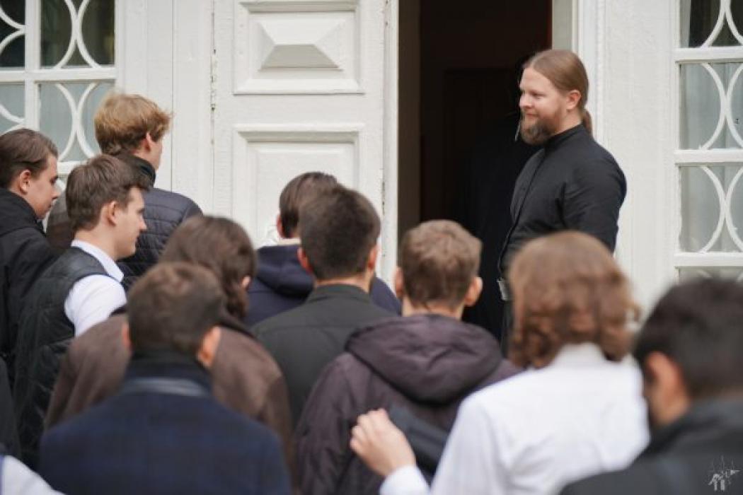 Студенты Псково-Печерской духовной семинарии встретились с митрополитом Тихоном