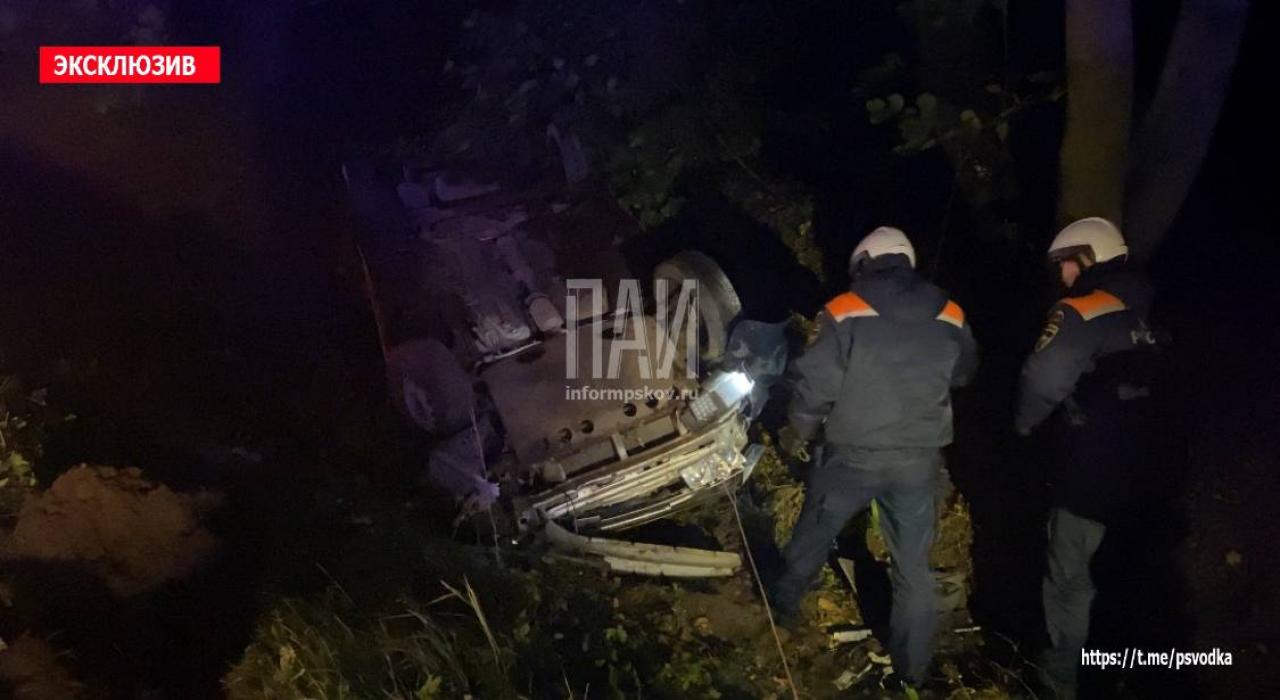 Автомобиль вылетел в кювет и перевернулся в Псковском районе