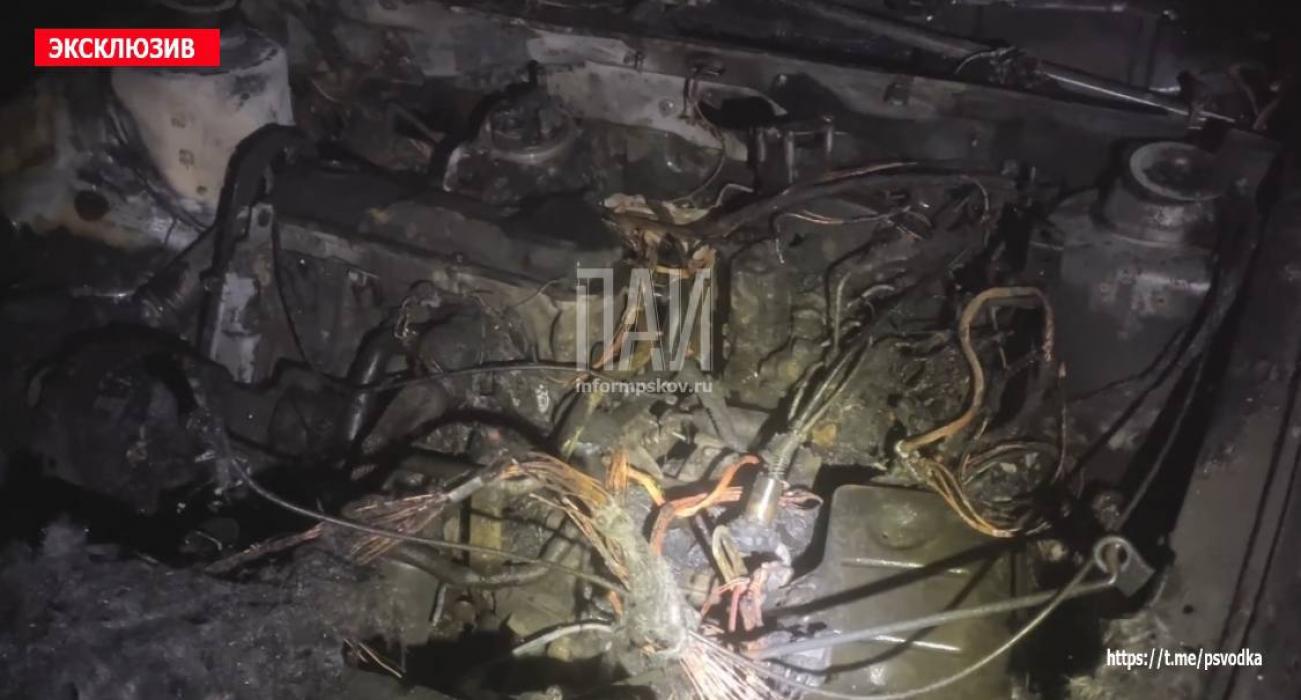 Горящий автомобиль обнаружили на обочине дороги в Псковском районе