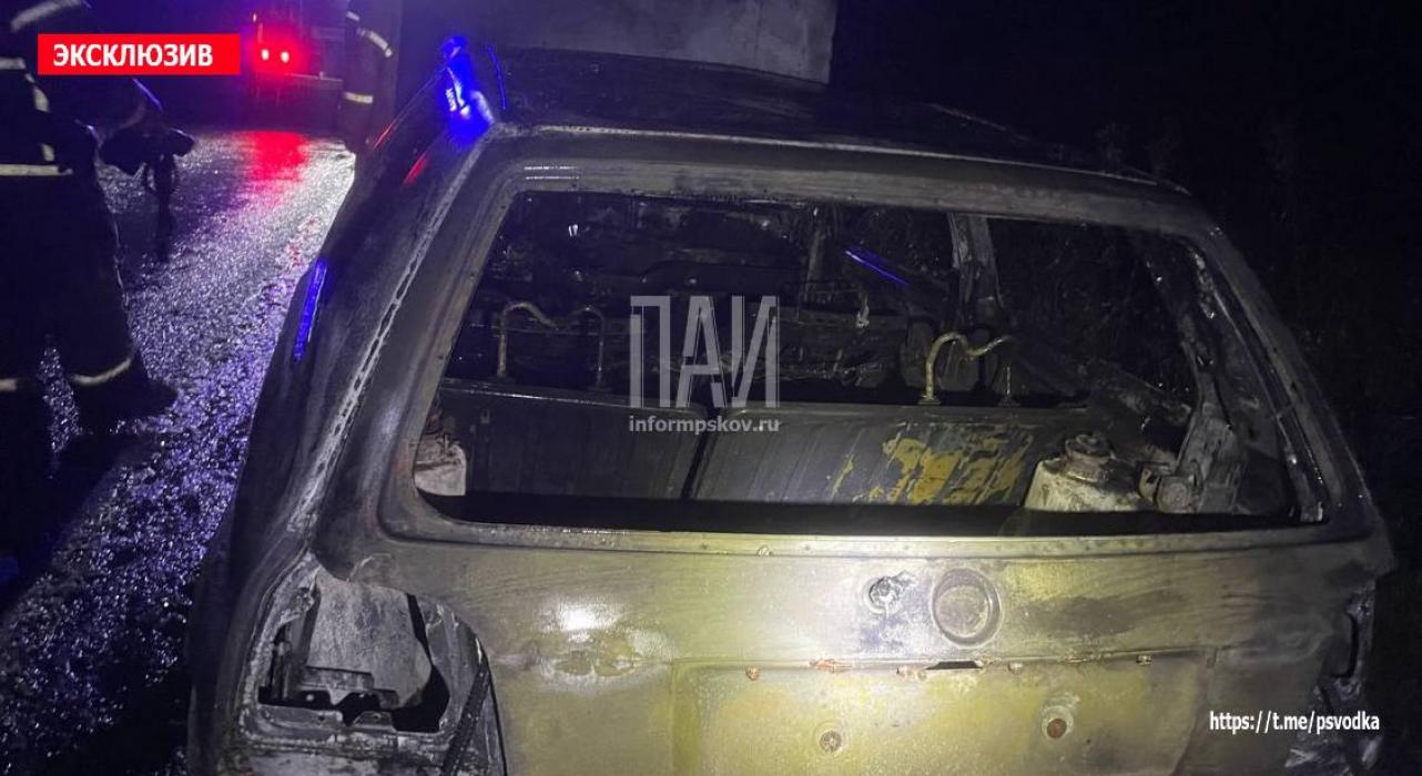 Горящий автомобиль обнаружили на обочине дороги в Псковском районе