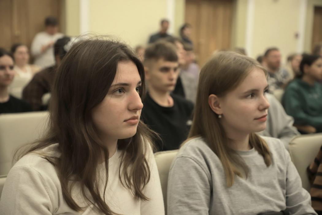 Популяризатор математики из МФТИ выступил перед псковскими студентами