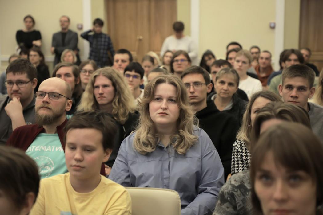 Популяризатор математики из МФТИ выступил перед псковскими студентами