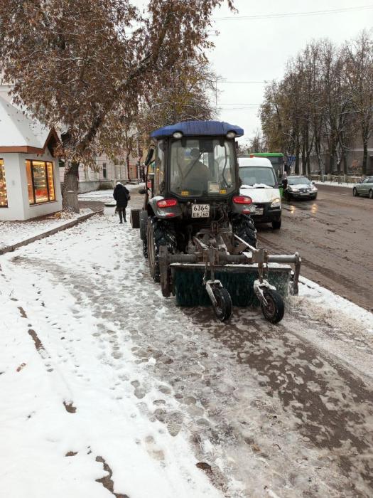 В Великих Луках ликвидируют последствия снегопада