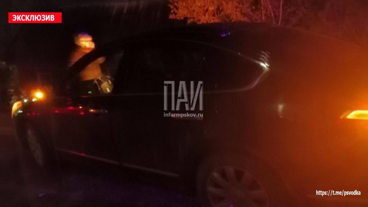 Два автомобиля столкнулись ночью в Новосокольниках