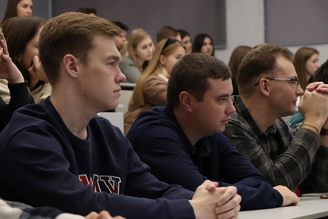 Кинологи псковской таможни показали студентам ПсковГУ как проходит поиск наркотиков