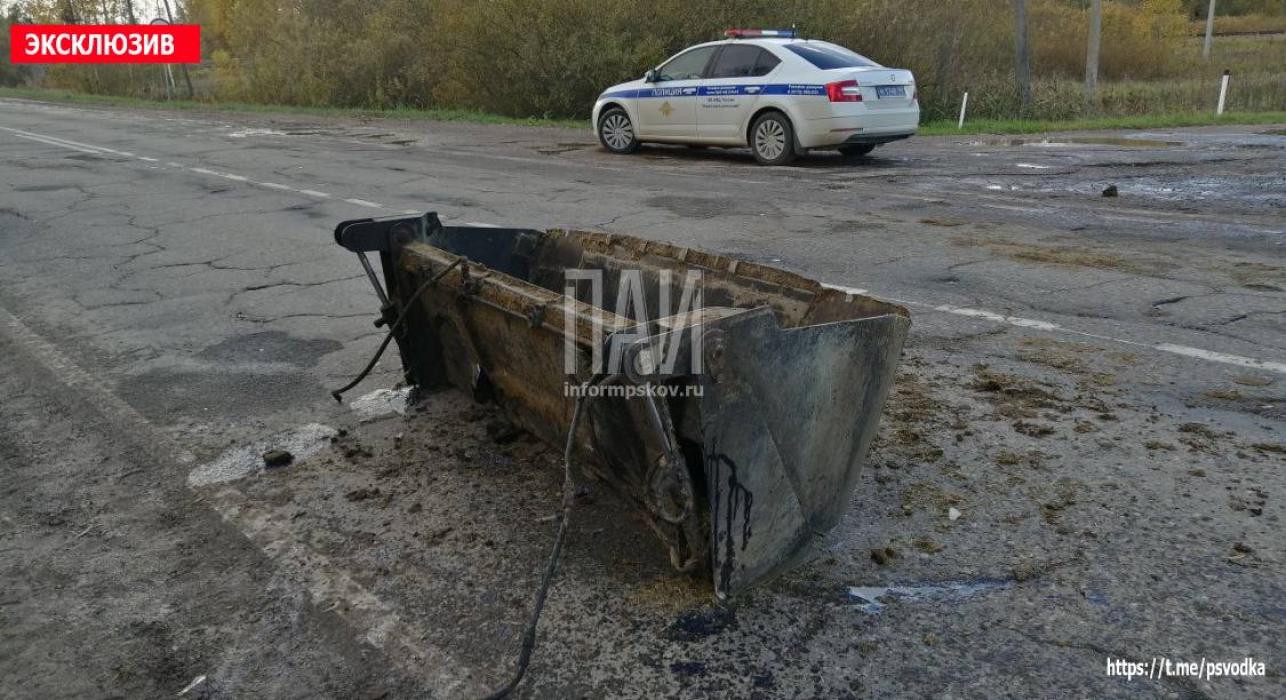 Водитель пострадал в ДТП с трактором в Новосокольническом районе
