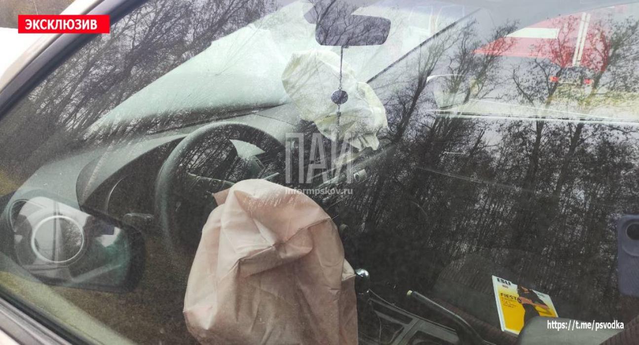 Автомобиль врезался в грузовик в Плюсском районе