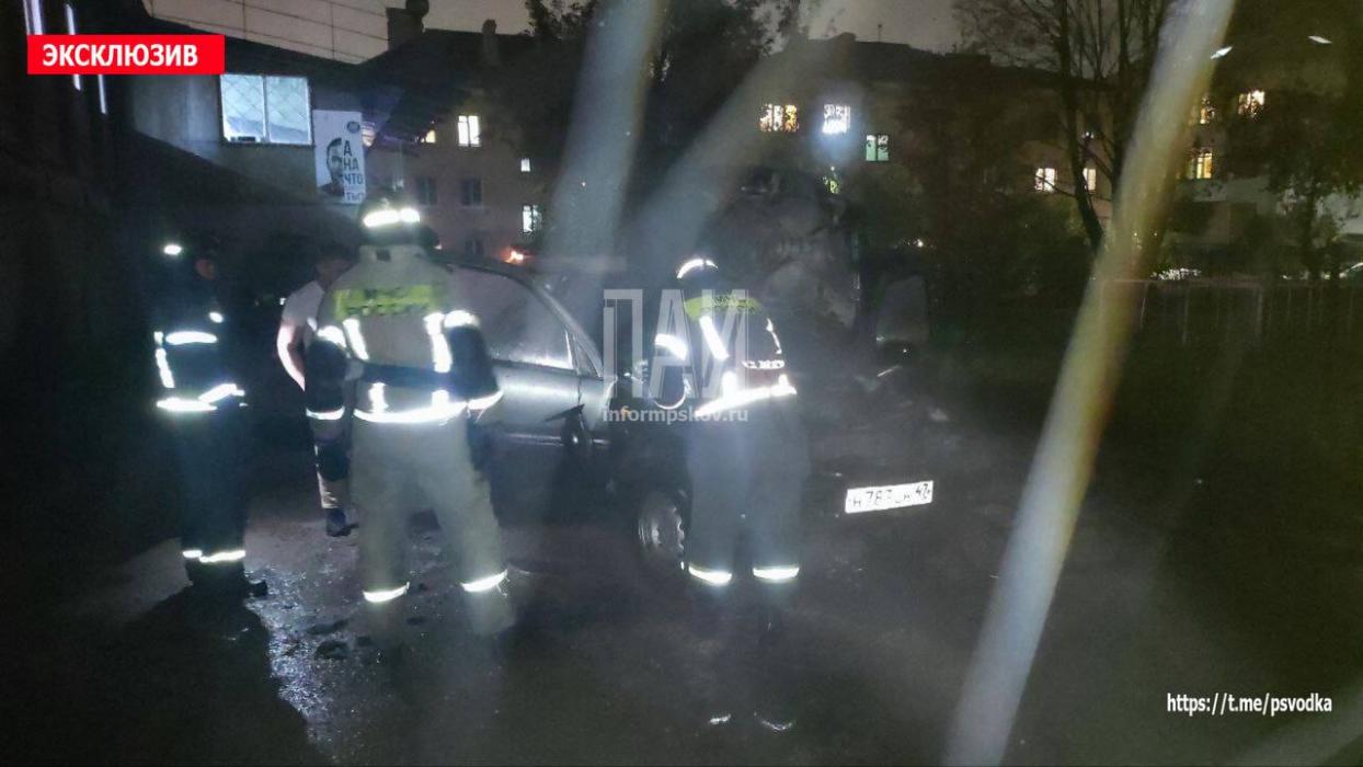 Автомобиль загорелся на улице Гоголя в Пскове