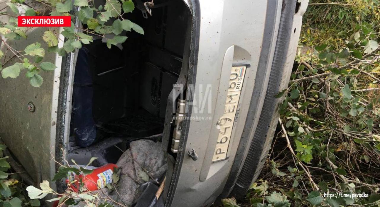 Автомобиль вылетел в кювет в Великолукском районе