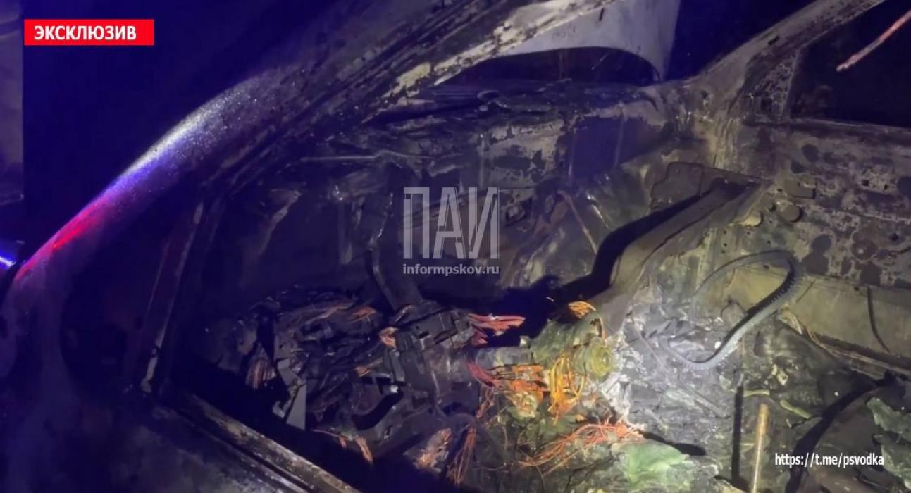 Горящий автомобиль обнаружили на обочине дороги в Псковском районе