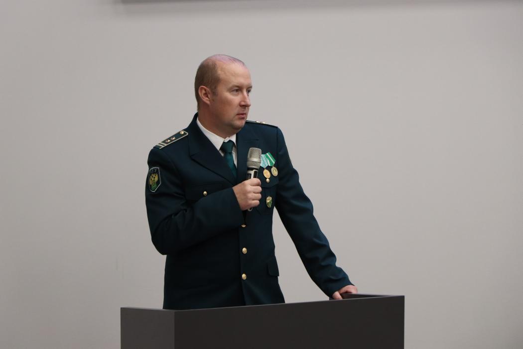 Кинологи псковской таможни показали студентам ПсковГУ как проходит поиск наркотиков