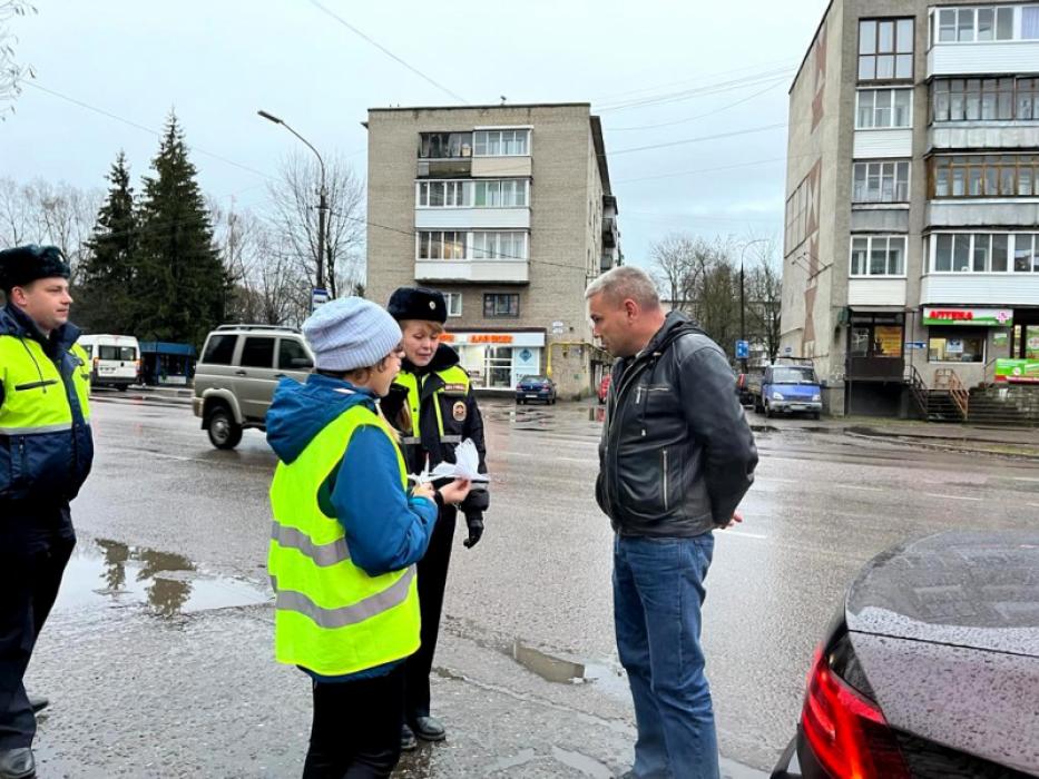 Акция в преддверии Дня памяти жертв ДТП прошла в Великих Луках