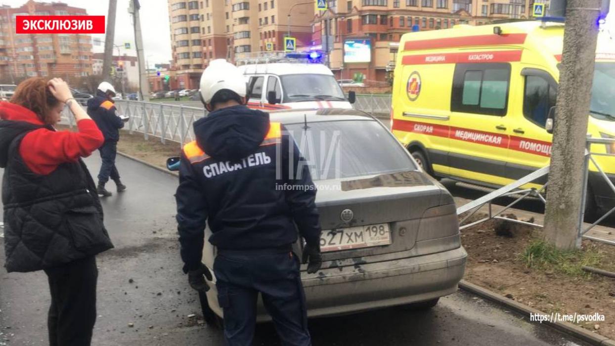 Автомобиль протаранил ограждение на улице Юбилейной в Пскове