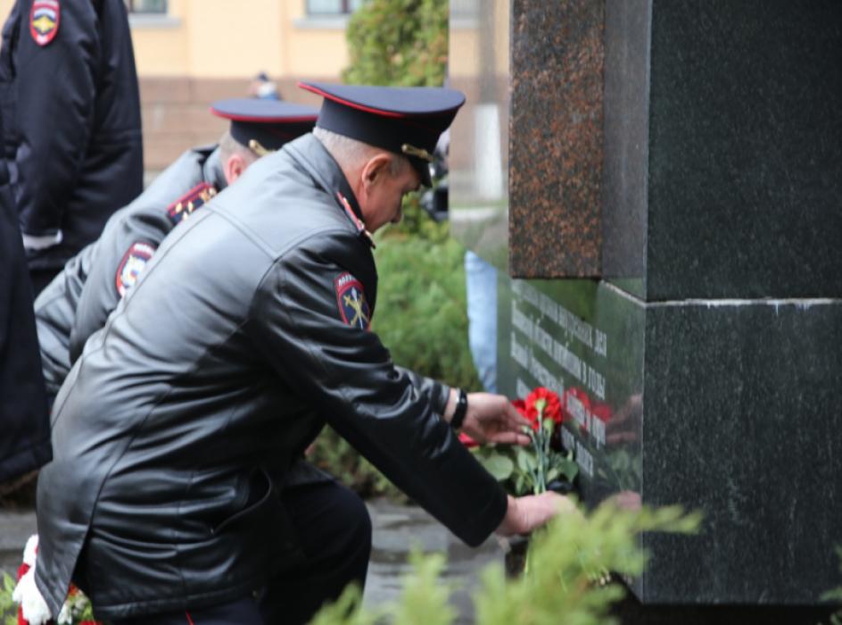 Псковичи почтили минутой молчания память погибших стражей правопорядка