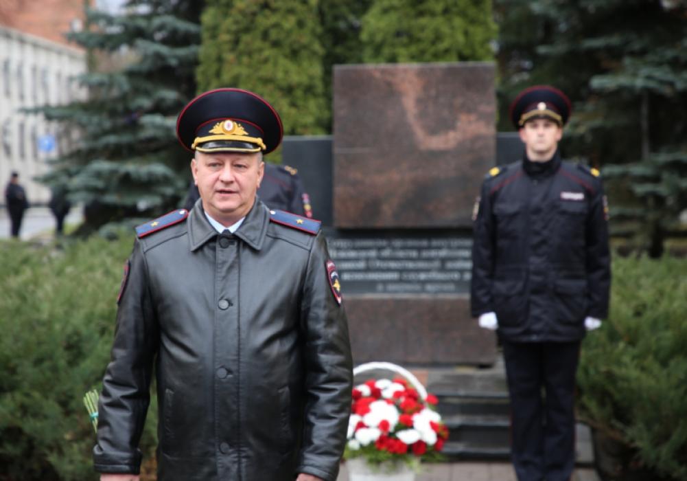 Псковичи почтили минутой молчания память погибших стражей правопорядка