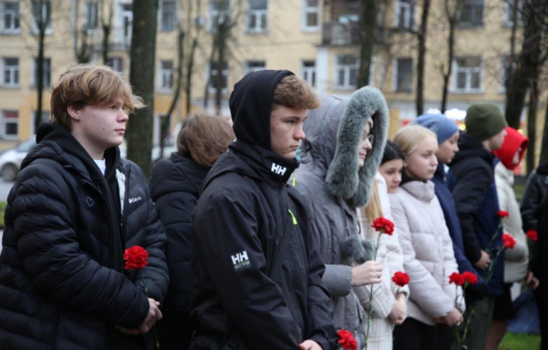 Псковичи почтили минутой молчания память погибших стражей правопорядка