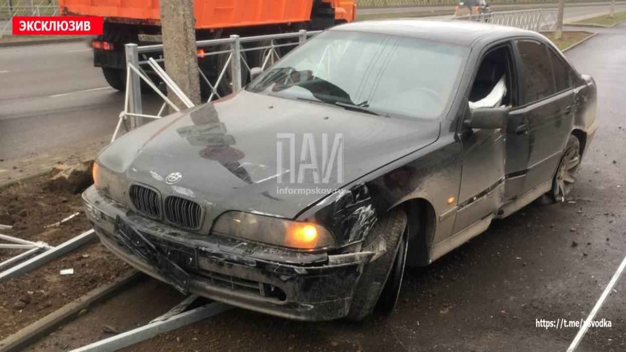 Автомобиль протаранил ограждение на улице Юбилейной в Пскове