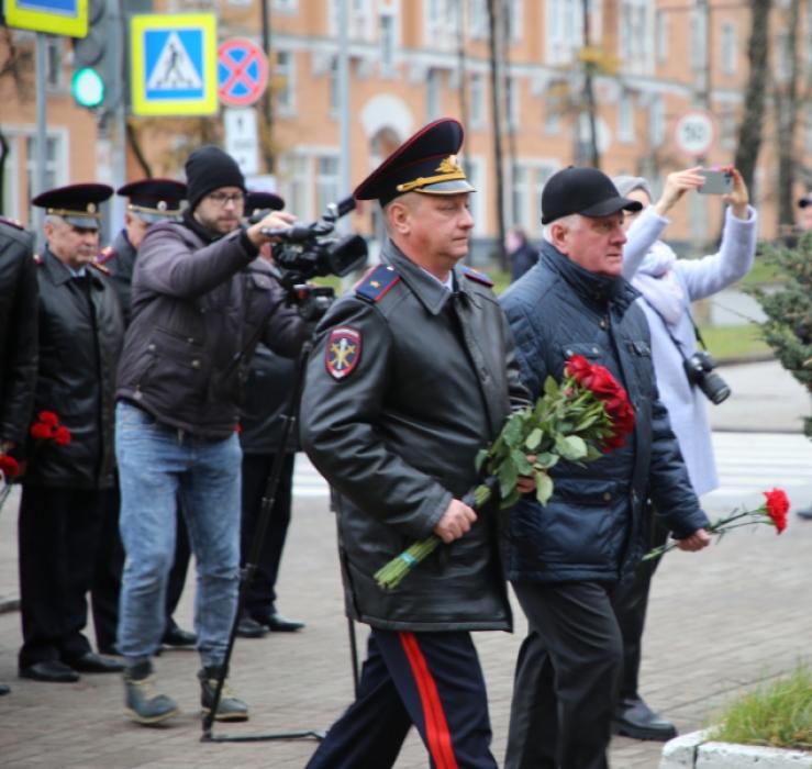 Псковичи почтили минутой молчания память погибших стражей правопорядка