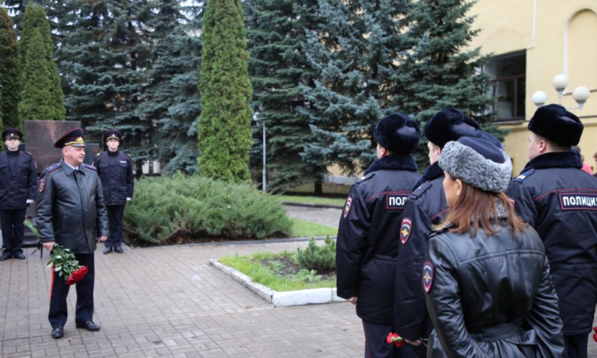 Псковичи почтили минутой молчания память погибших стражей правопорядка
