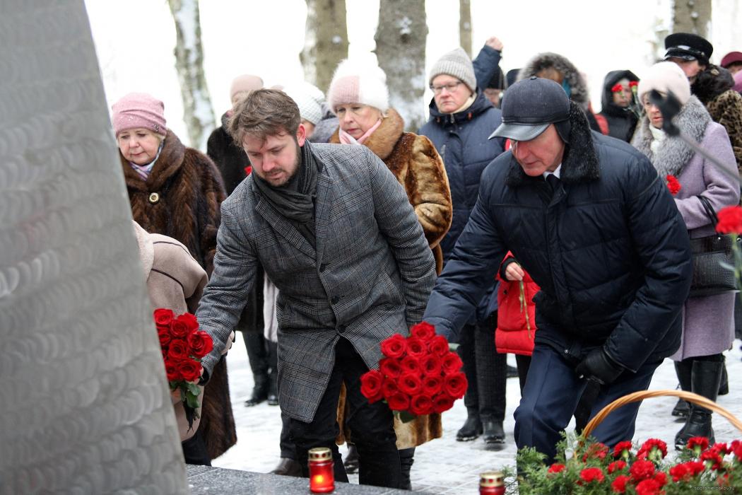 Память жертв трагедии в деревне Красуха почтили в Порховском районе