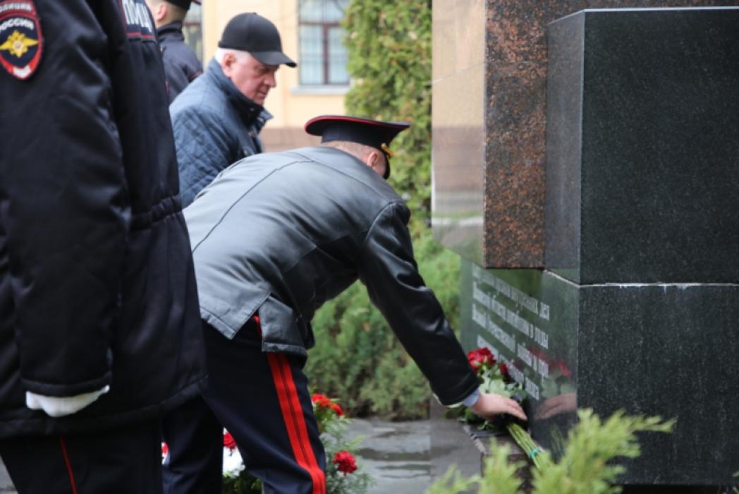 Псковичи почтили минутой молчания память погибших стражей правопорядка