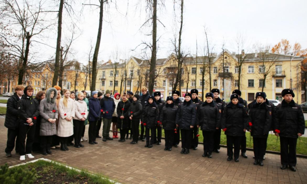 Псковичи почтили минутой молчания память погибших стражей правопорядка