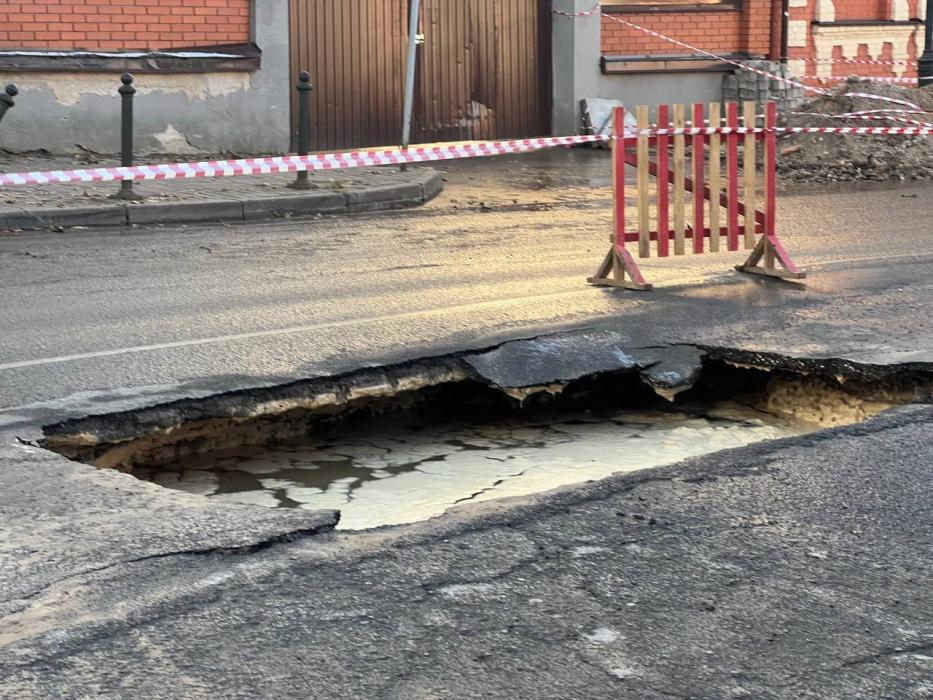Водопровод прорвало под проезжей частью в центре Пскова