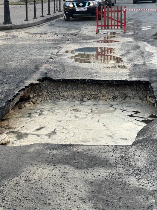 Водопровод прорвало под проезжей частью в центре Пскова