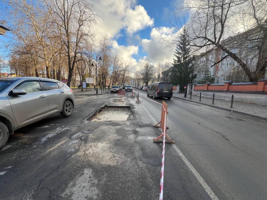 Водопровод прорвало под проезжей частью в центре Пскова