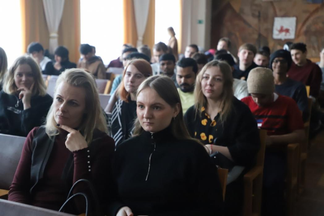Псковские полицейские рассказали иностранным студентам об особенностях законодательства России