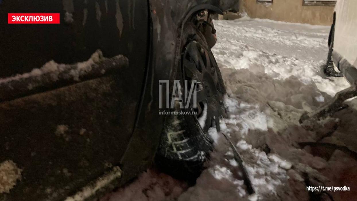 Одного человека госпитализировали после столкновения автомобиля с фургоном в Великих Луках
