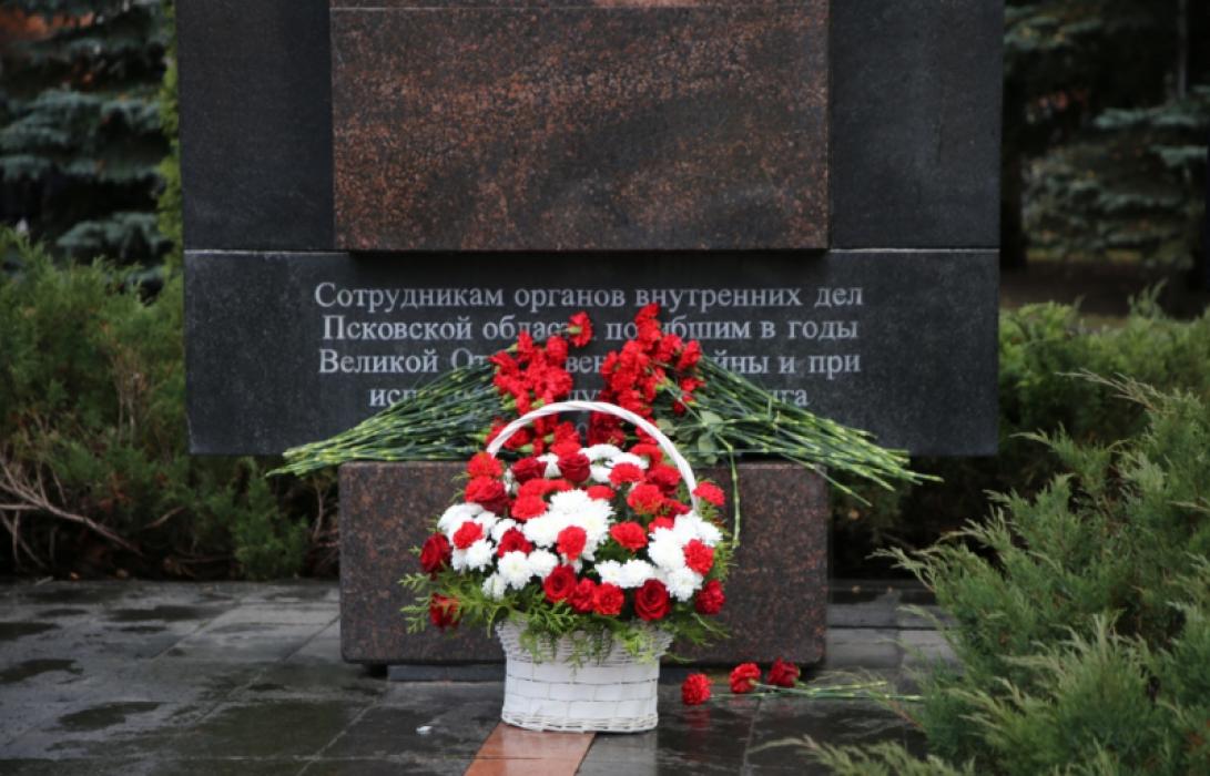 Псковичи почтили минутой молчания память погибших стражей правопорядка