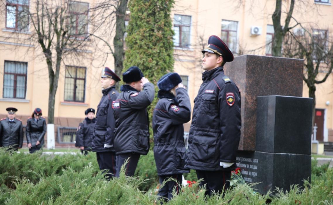 Псковичи почтили минутой молчания память погибших стражей правопорядка