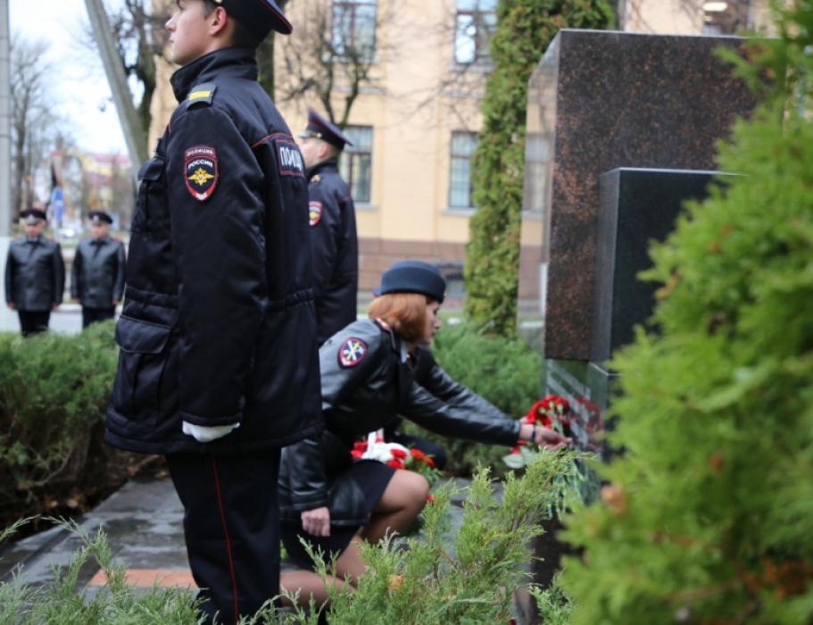 Псковичи почтили минутой молчания память погибших стражей правопорядка
