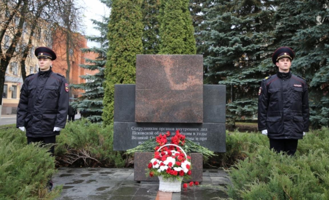 Псковичи почтили минутой молчания память погибших стражей правопорядка