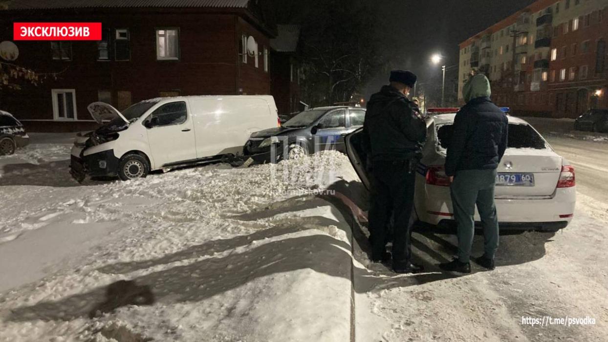 Одного человека госпитализировали после столкновения автомобиля с фургоном в Великих Луках
