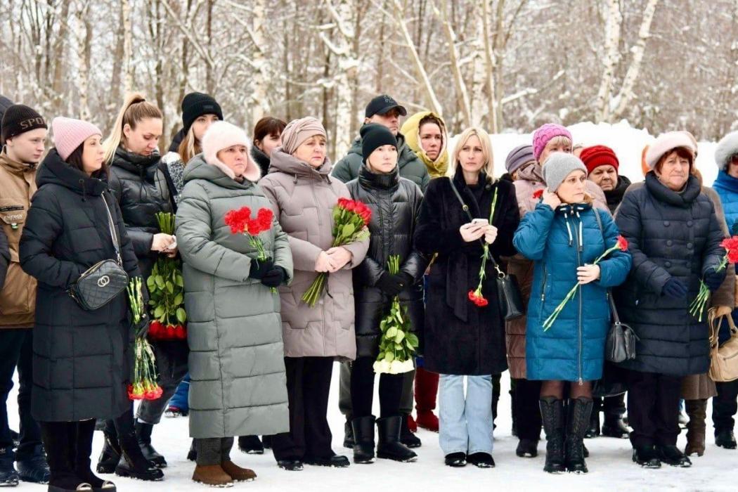 Мемориальную доску в честь героя СВО Николая Юганца открыли в Псковском районе