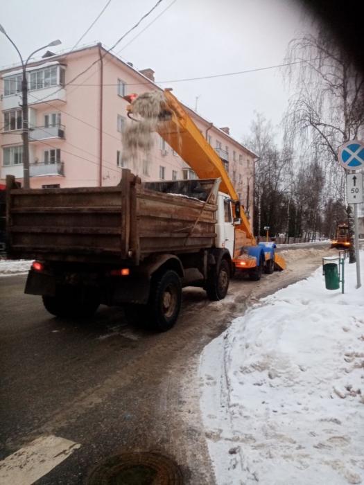 Более 800 кубометров снега вывезли в Великих Луках за сутки