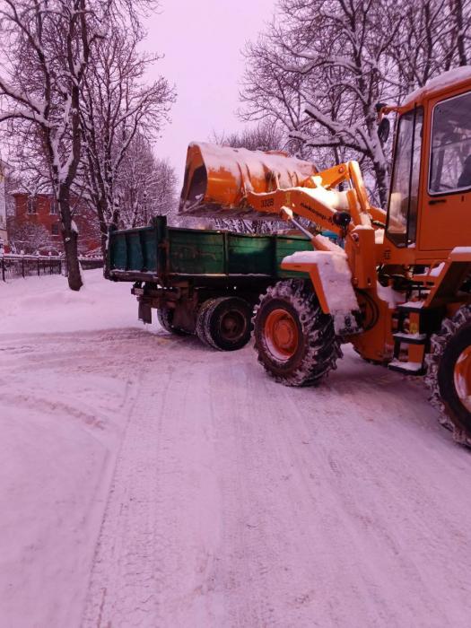 Улицы Великих Лук круглосуточно очищают от снега