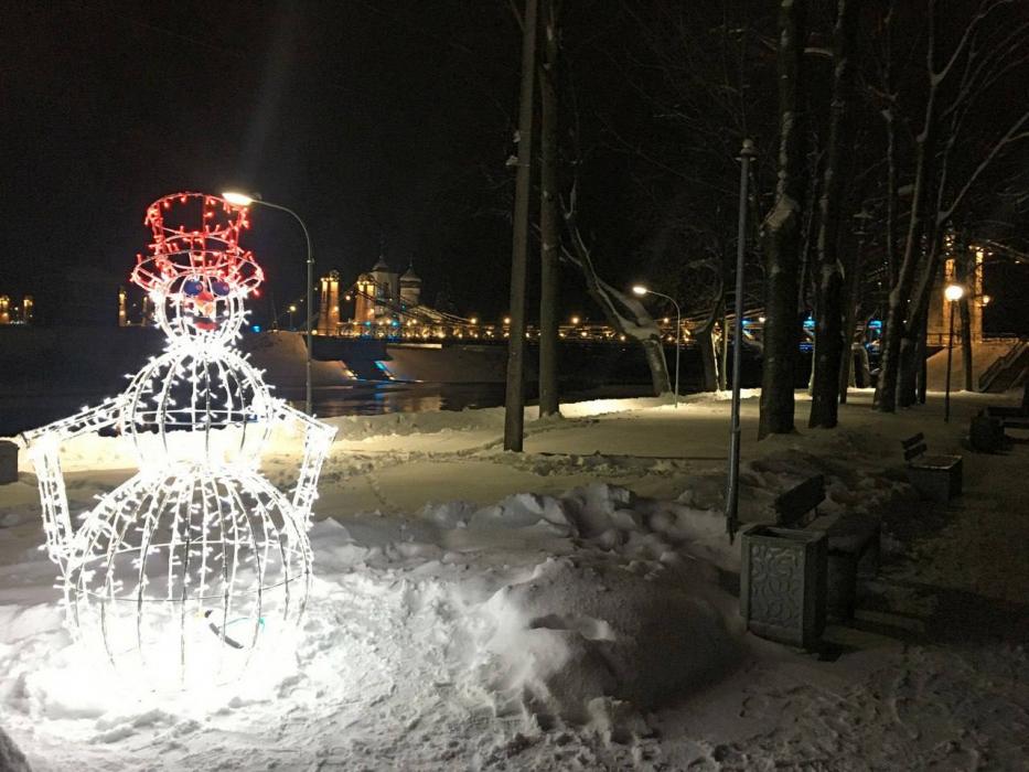 Новогодние инсталляции установили в Острове