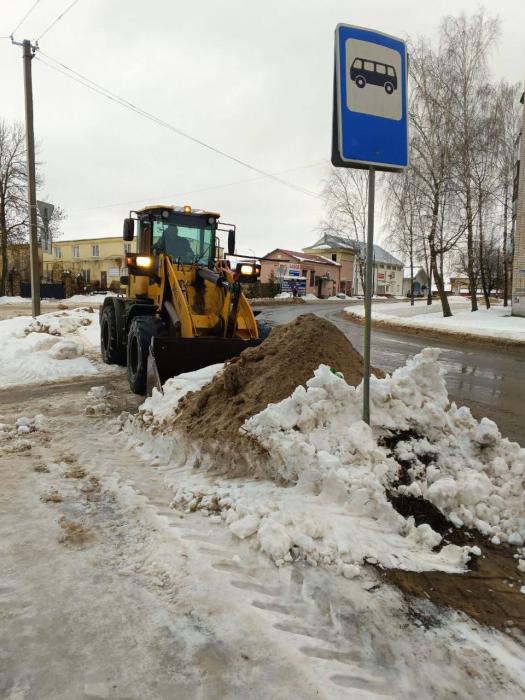 Порядка 900 кубометров снега вывезли в Великих Луках на выходных