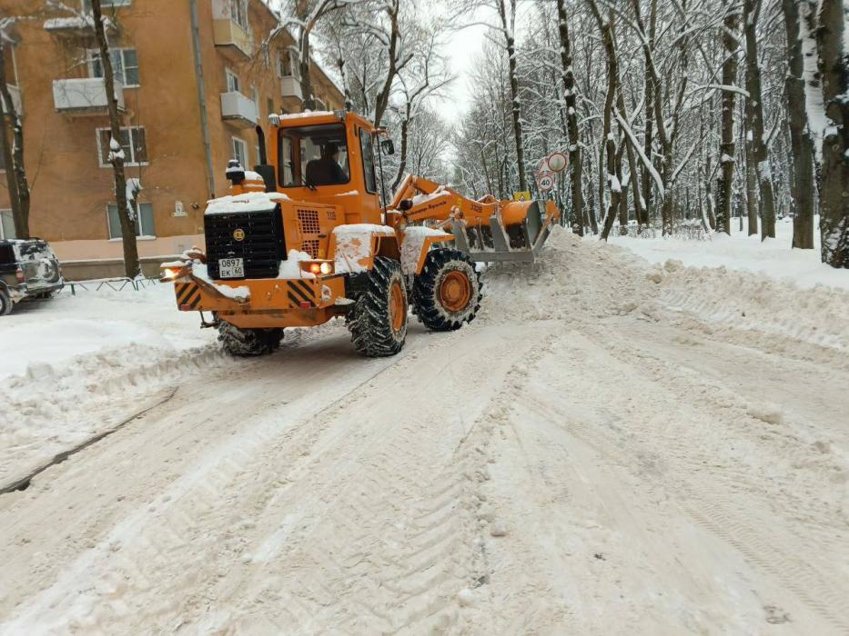 Улицы Великих Лук круглосуточно очищают от снега