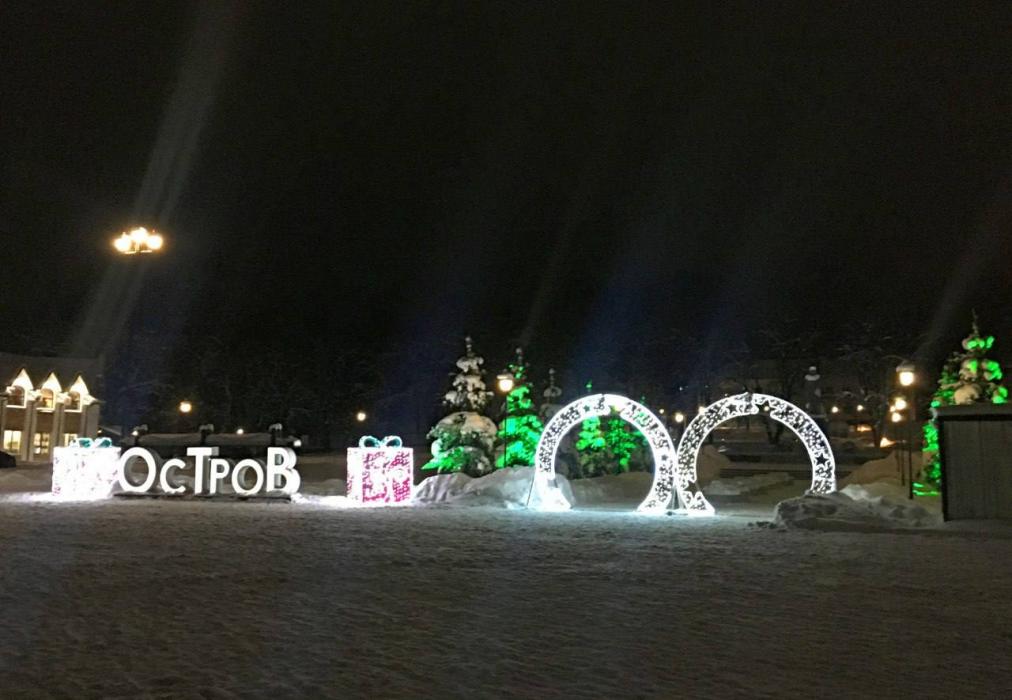 Новогодние инсталляции установили в Острове