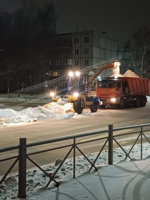 Более 800 кубометров снега вывезли в Великих Луках за сутки